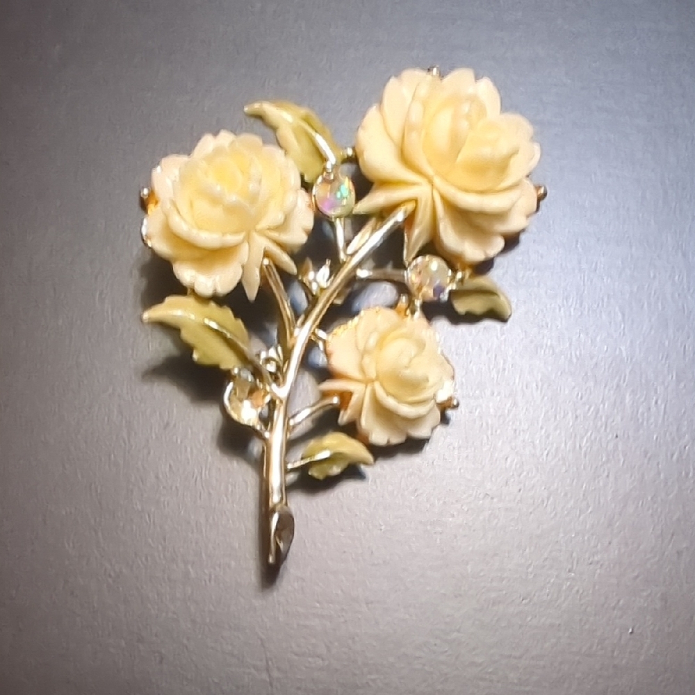 Chic Floral Brooch in Cream and Gold